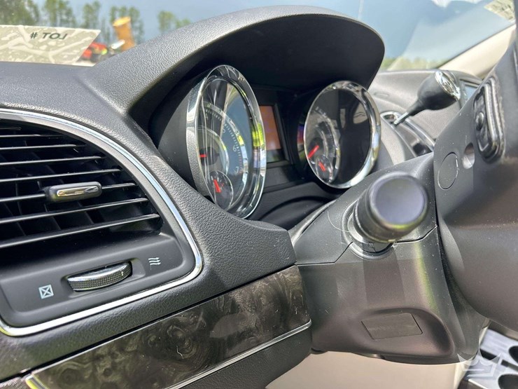 2014-chrysler-town-&-country-image-12