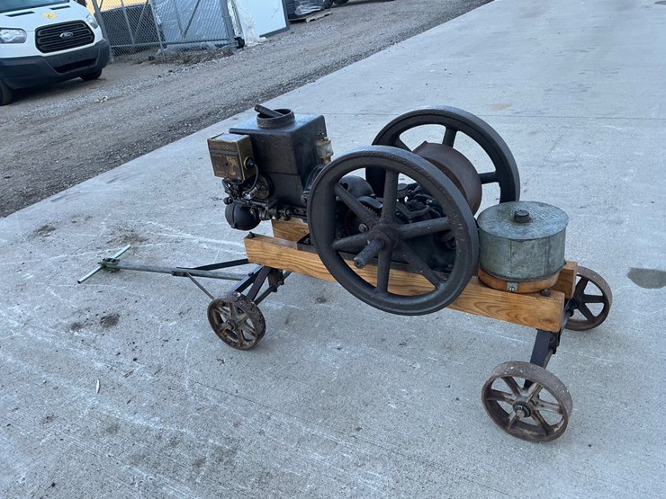 #5066-•-waterloo-boy-hit-and-miss-stationary-engine-on-transport-cart-image-3
