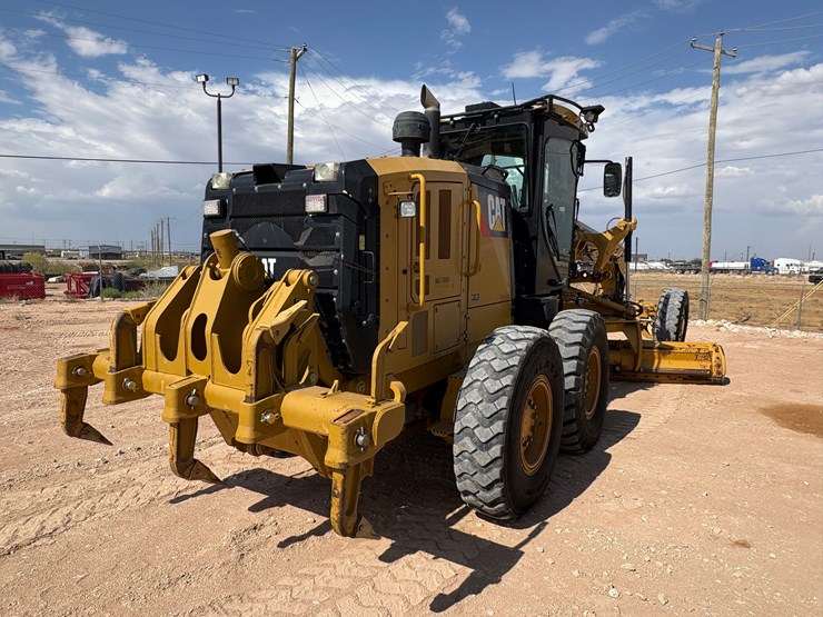 caterpillar-140m2-awd-image-5