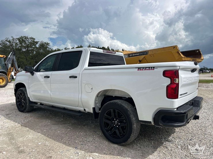 2022-chevrolet-silverado-1500-4x4-crew-cab-pickup-truck-image-5