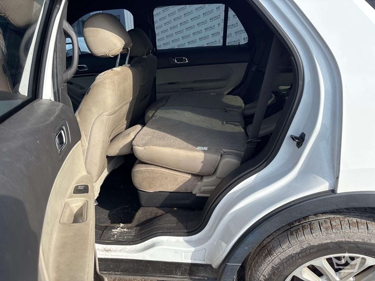 2015-ford-explorer-image-21
