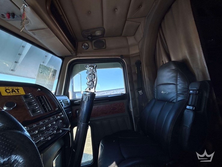 2005-peterbilt-379-image-21