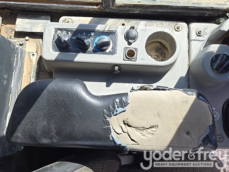 2018-komatsu-d61exi-24-image-56
