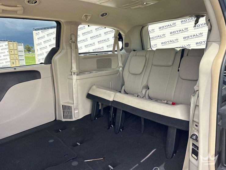 2014-chrysler-town-&-country-image-19