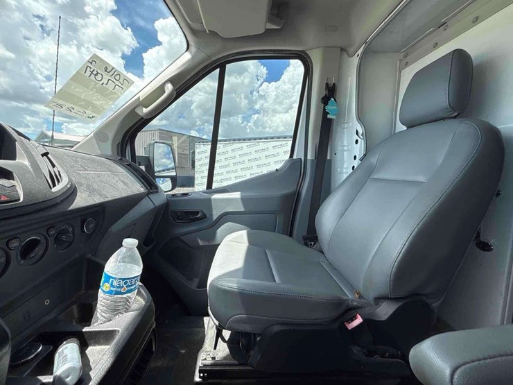 2016-ford-transit-250-enclosed-service-van-image-17