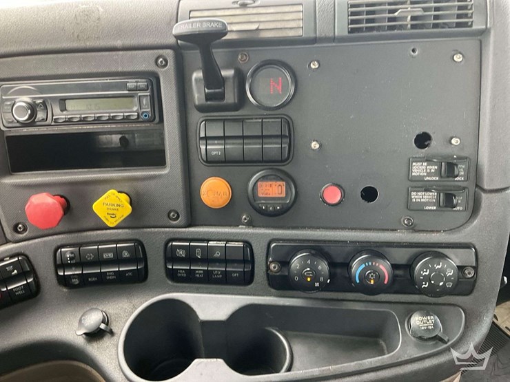 2017-freightliner-cascadia-125-image-16
