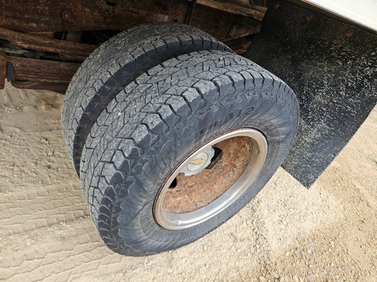 2004-chevrolet-3500-image-32