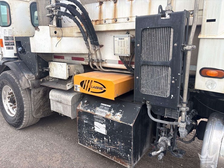 2019-peterbilt-520-image-11
