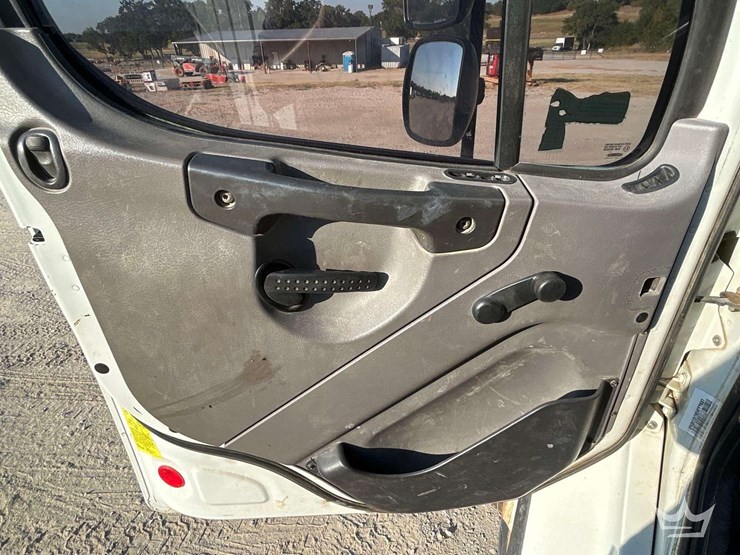 2014-freightliner-m2-106-image-11