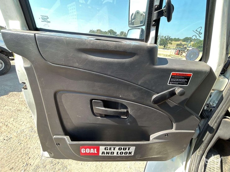 2014-international-durastar-4300-image-11