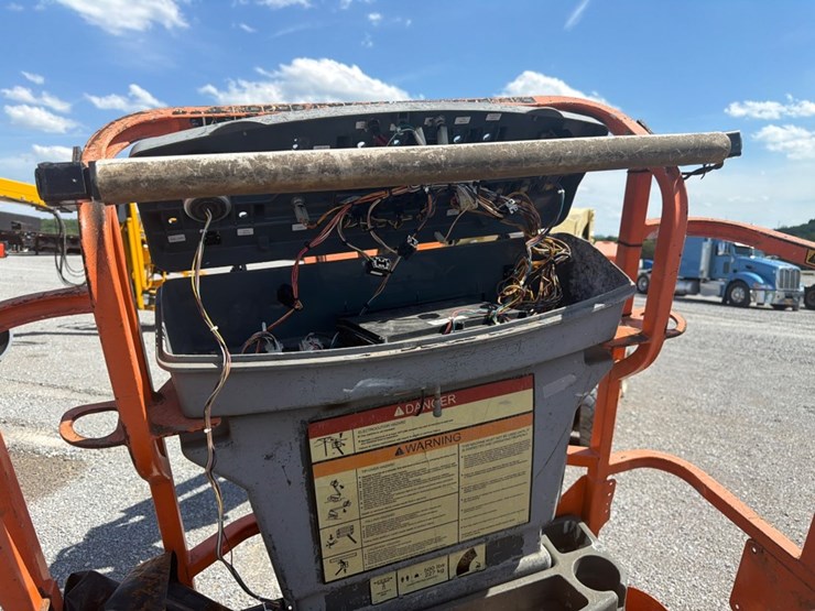 2005-jlg-e400ajp-image-9