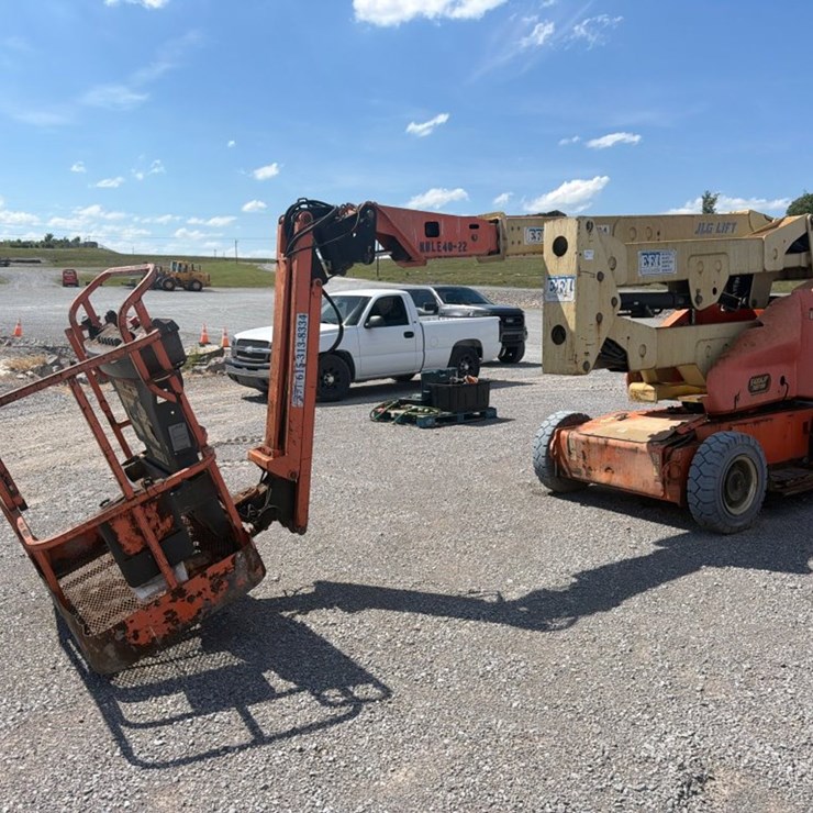 2005 JLG E400AJP