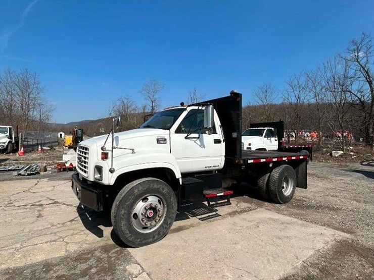 2002-gmc-7500-image-1