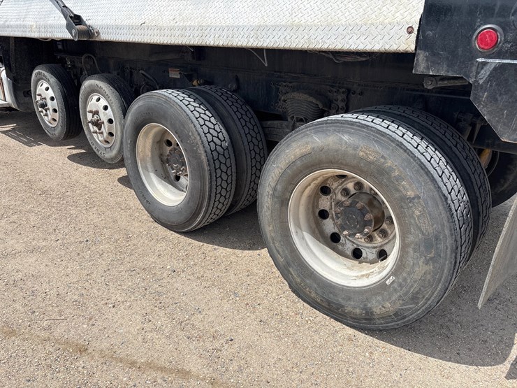 2015-freightliner-108sd-image-5