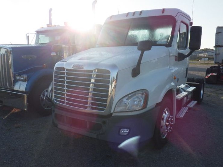 2017-freightliner-cascadia-125-image-1