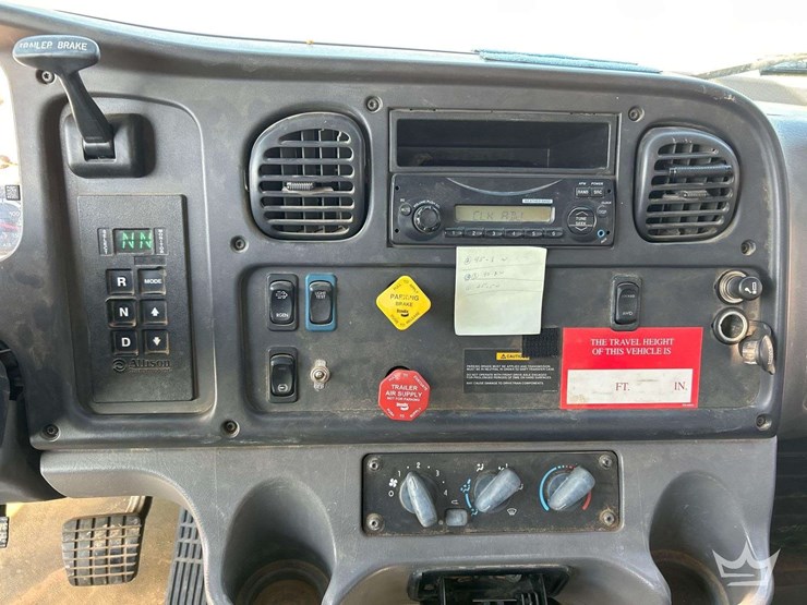 2014-freightliner-m2-106-image-16