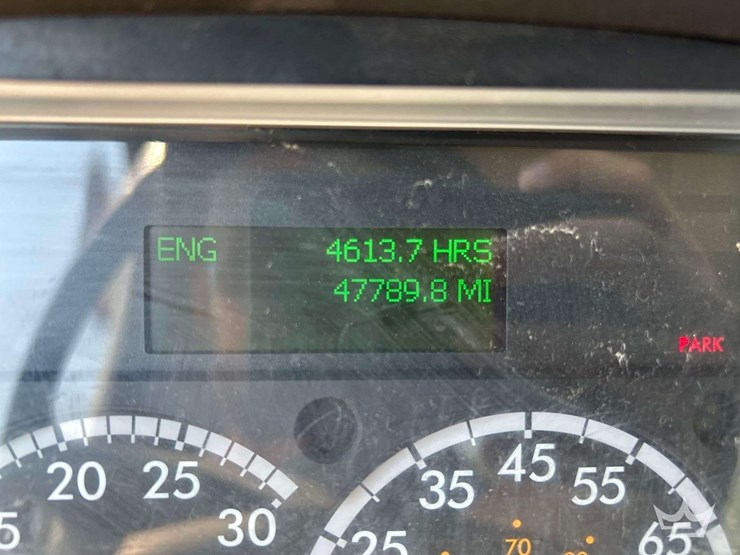 2016-freightliner-m2-106-image-5