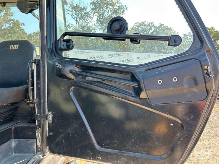 2018-caterpillar-th514d-11,000lb.-4x4-rough-terrain-telehandler-image-10