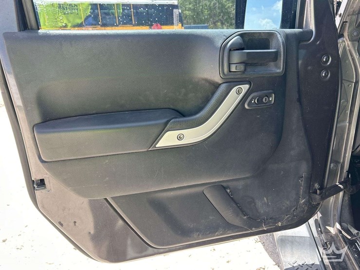 2014-jeep-wrangler-image-12