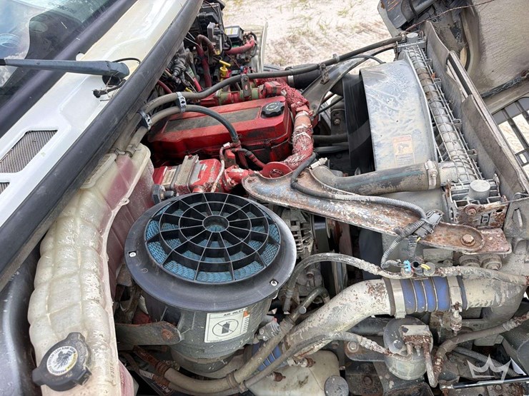 2014-freightliner-m2-106-image-23