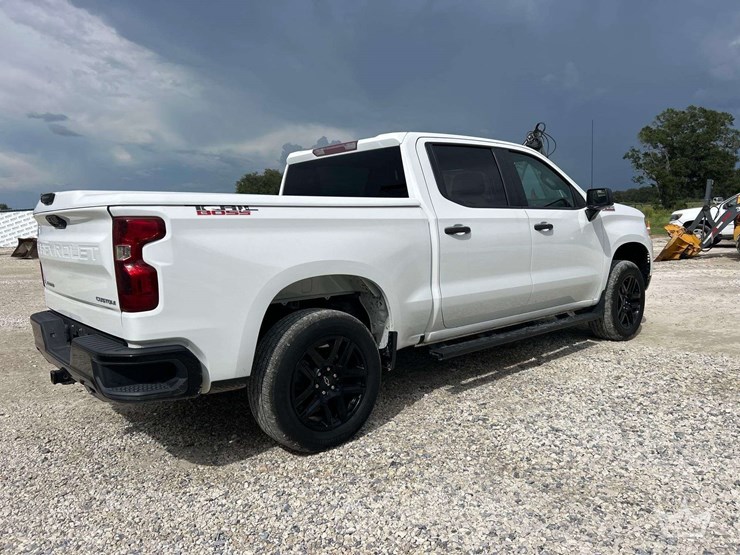 2022-chevrolet-silverado-1500-4x4-crew-cab-pickup-truck-image-4