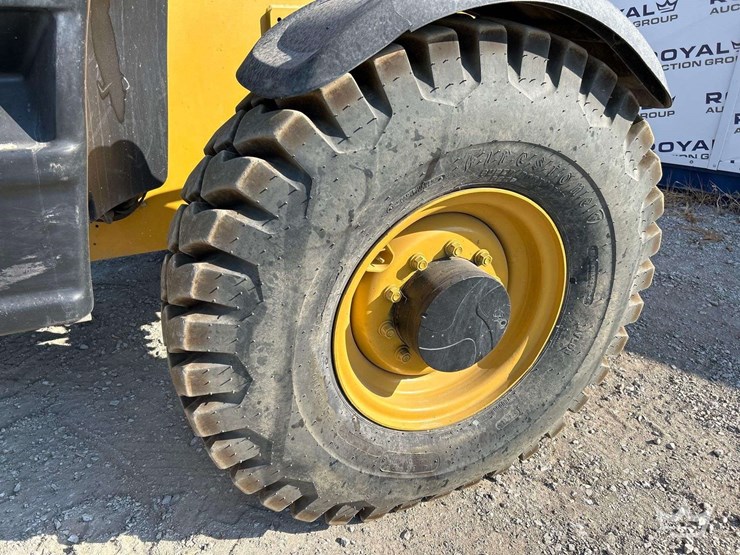 2018-caterpillar-th514d-11,000lb.-4x4-rough-terrain-telehandler-image-25