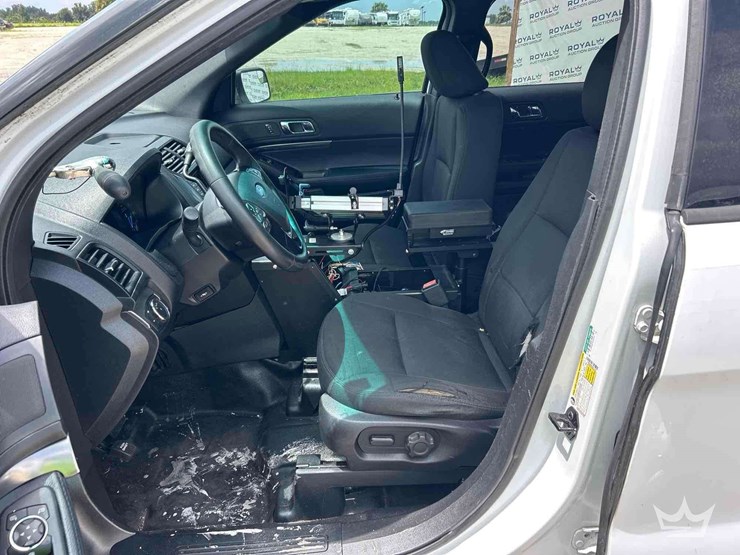 2016-ford-explorer-image-12