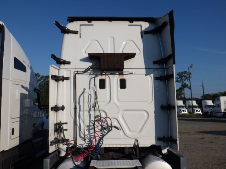 2015-freightliner-cascadia-125-image-16