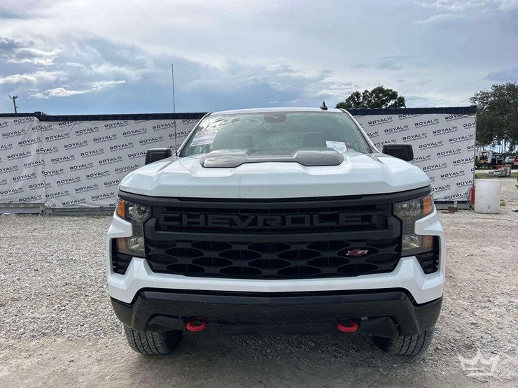 2022-chevrolet-silverado-1500-4x4-crew-cab-pickup-truck-image-27