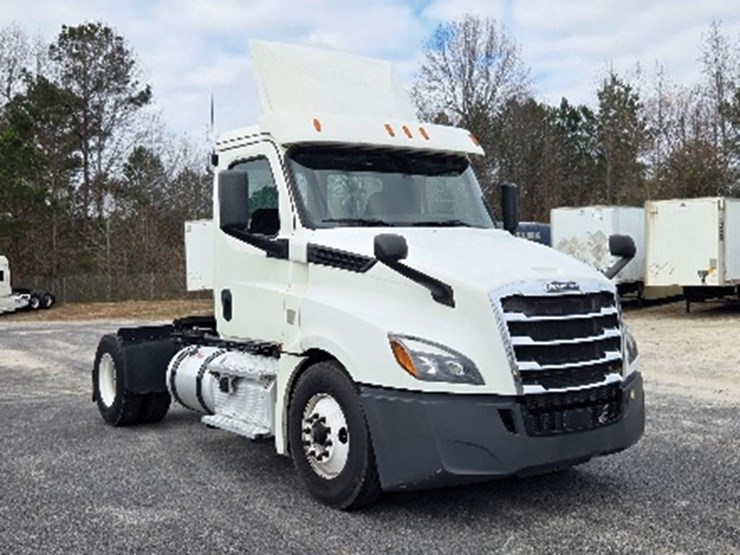 2020-freightliner-cascadia-126-image-1