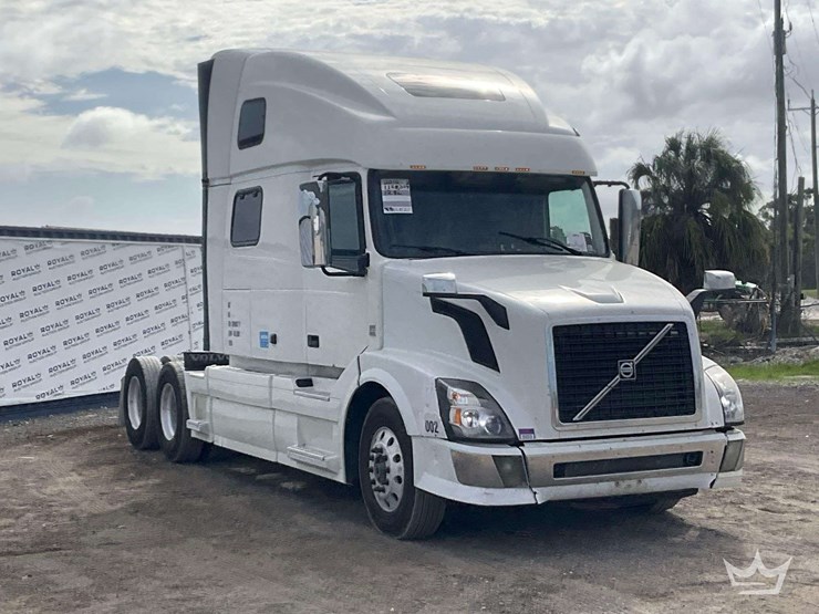 2016-volvo-vnl-t/a-sleeper-cab-truck-tractor-image-2