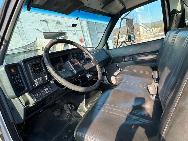 2001-gmc-7500-image-16