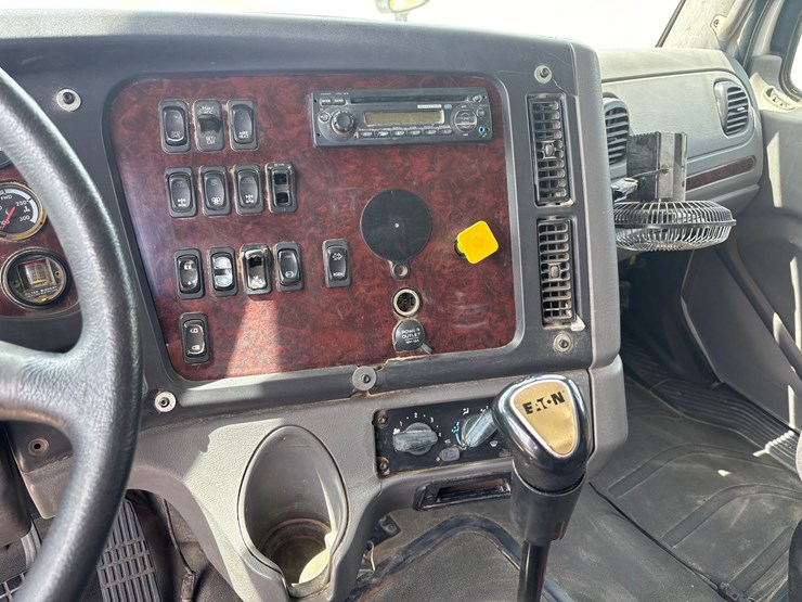 2015-freightliner-108sd-image-14