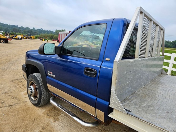 2004-chevrolet-3500-image-16