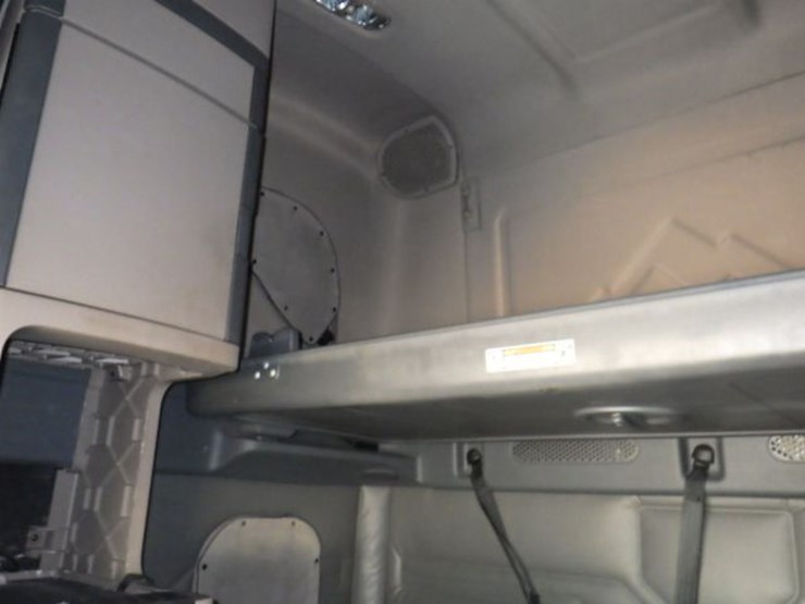 2015-freightliner-cascadia-125-image-26