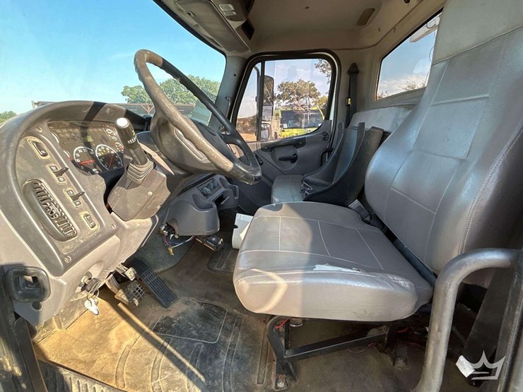 2014-freightliner-m2-106-image-12