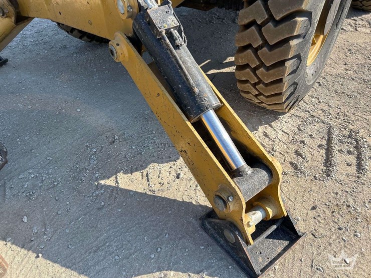 2018-caterpillar-th514d-11,000lb.-4x4-rough-terrain-telehandler-image-18