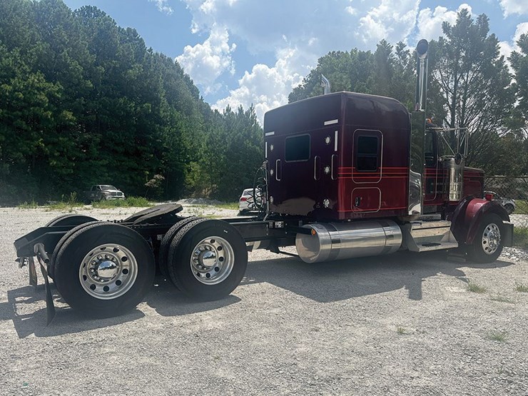 2023-kenworth-w900l-image-3
