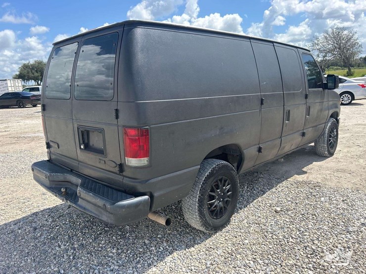 2010-ford-cargo-image-3