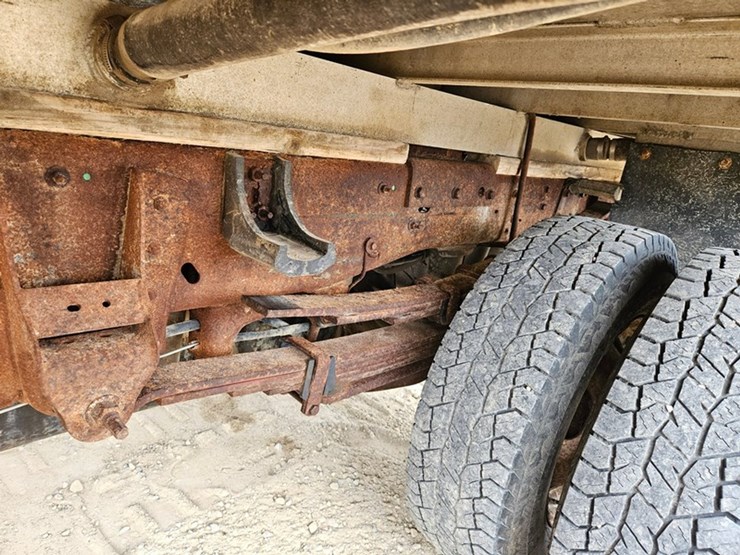 2004-chevrolet-3500-image-19