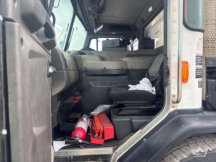 2019-peterbilt-520-image-16