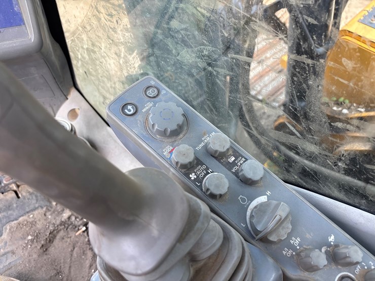 2019-deere-250g-lc-image-30