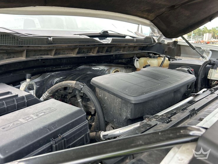 2022-chevrolet-silverado-1500-4x4-crew-cab-pickup-truck-image-9