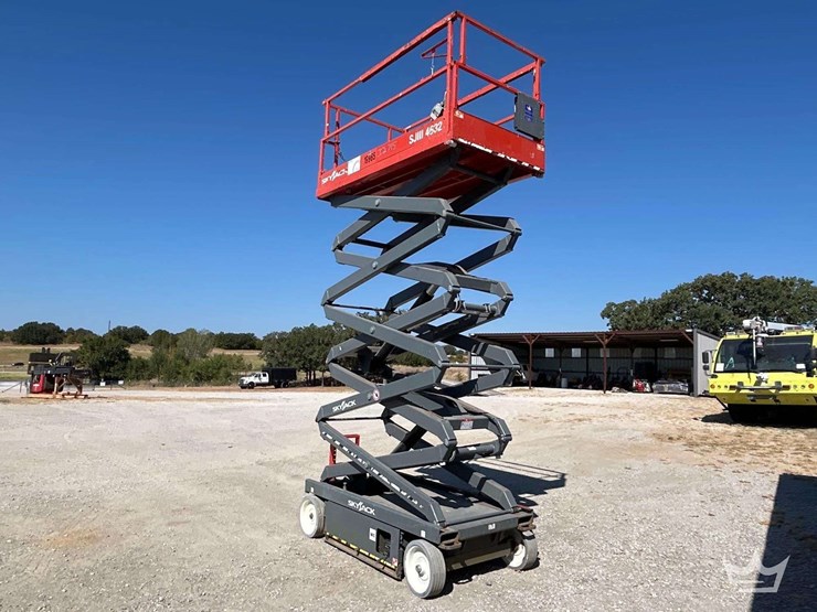 2018-skyjack-sj4632-32ft.-electric-scissor-lift-image-2