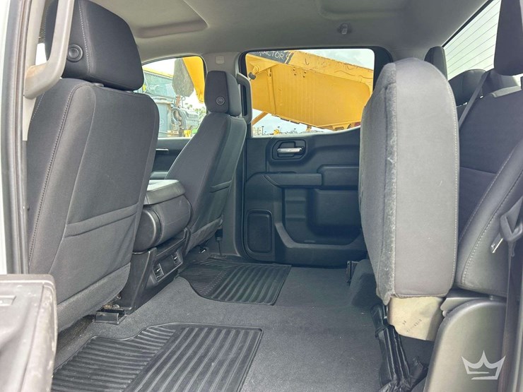 2022-chevrolet-silverado-1500-4x4-crew-cab-pickup-truck-image-23