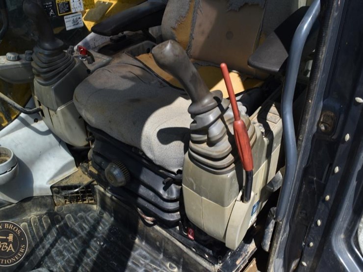 2014-deere-135g-image-60