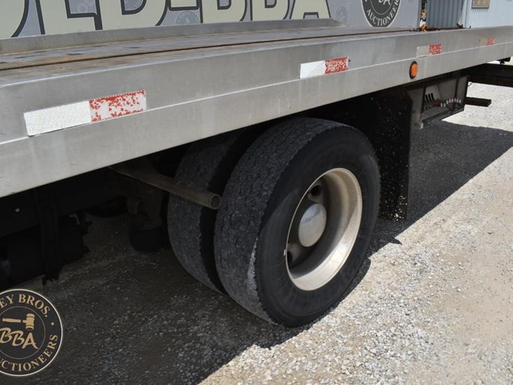 2015-freightliner-business-class-m2-106-image-13