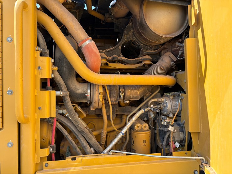 caterpillar-140m2-awd-image-4