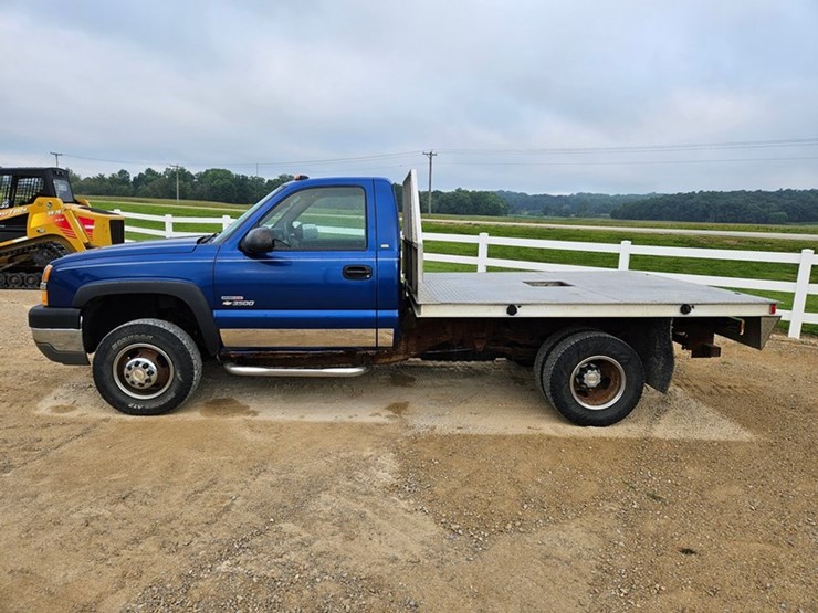 2004-chevrolet-3500-image-2