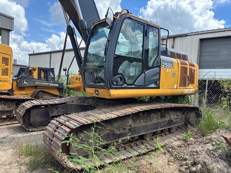 2019-deere-250g-lc-image-15